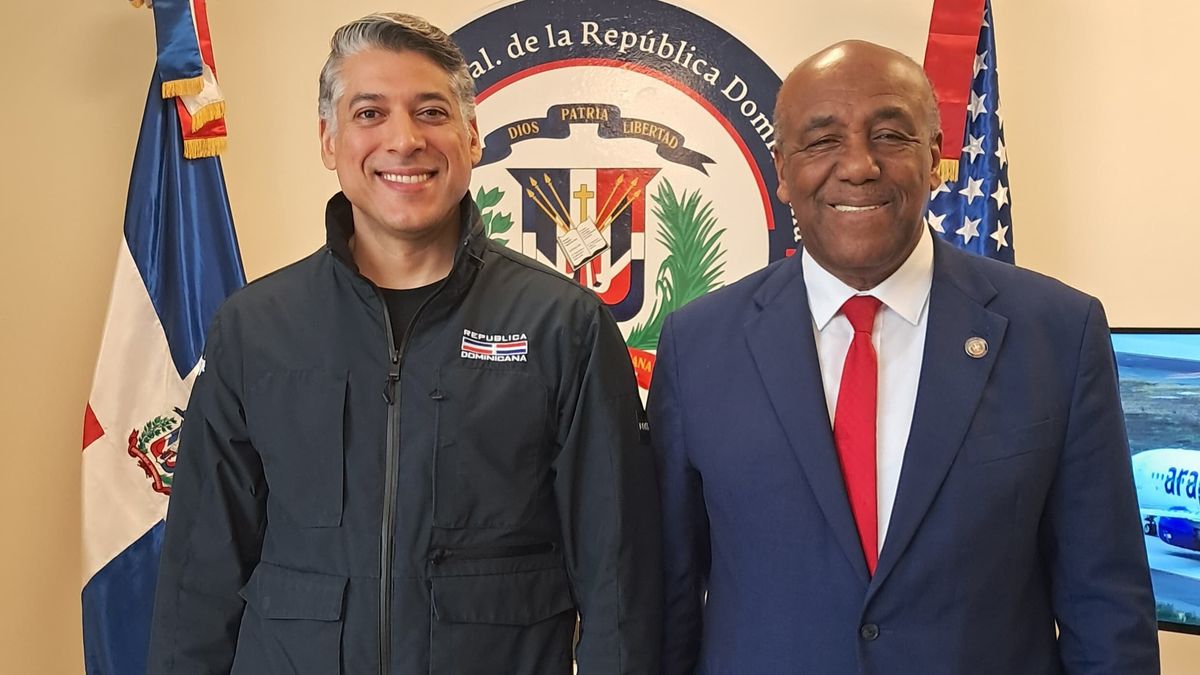 V&iacute;ctor Pacheco, director ejecutivo y fundador de Arajet; y&nbsp;Antonio Almonte, C&oacute;nsul General de la Rep&uacute;blica Dominicana en Boston.