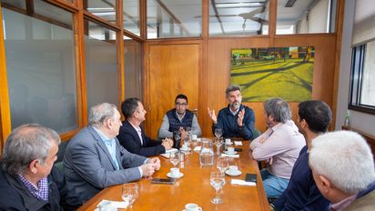 Los flamantes miembros de la comisión directiva de la Cámara de Turismo de Mendoza se reunieron con el intendente de la Ciudad, Ulpiano Suárez. Los flamantes miembros de la comisión directiva de la Cámara de Turismo de Mendoza se reunieron con el intendente de la Ciudad, Ulpiano Suárez.