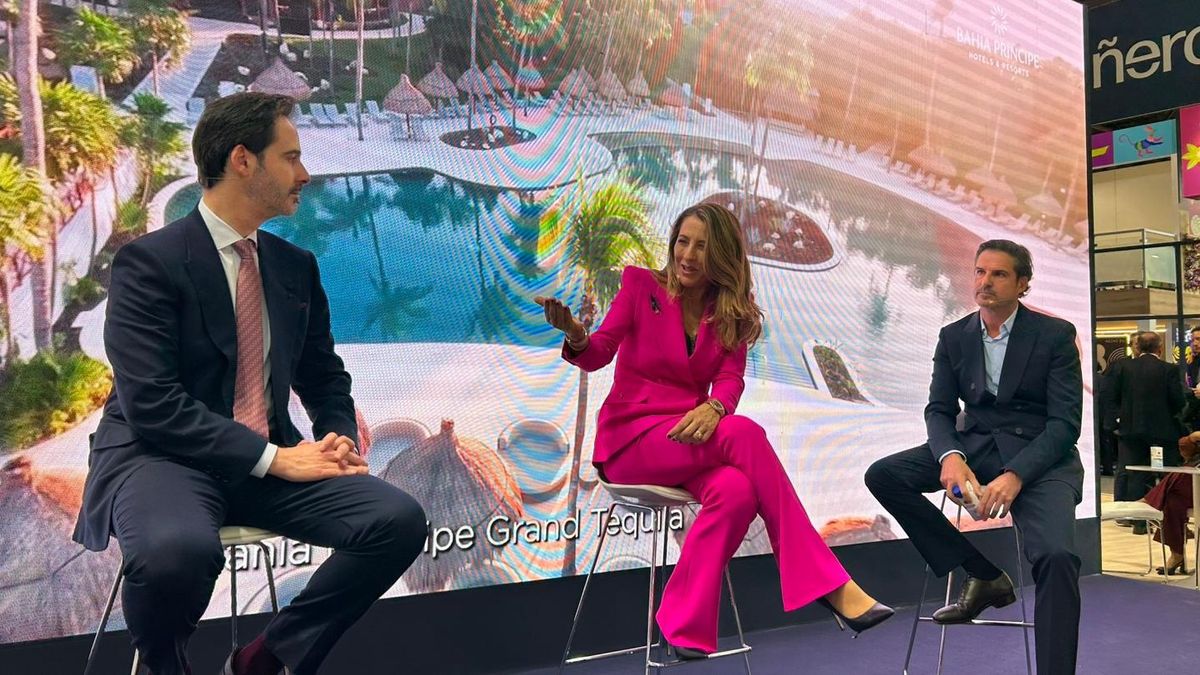 Encarna Piñero junto a representantes de Hyatt y Bahía Principe. Encarna Piñero junto a representantes de Hyatt y Bahía Principe.