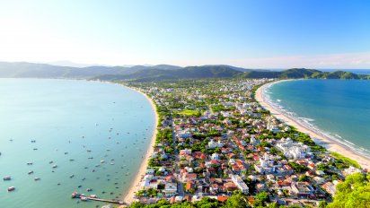 Playas de agua verde esmeralda en el enclave.