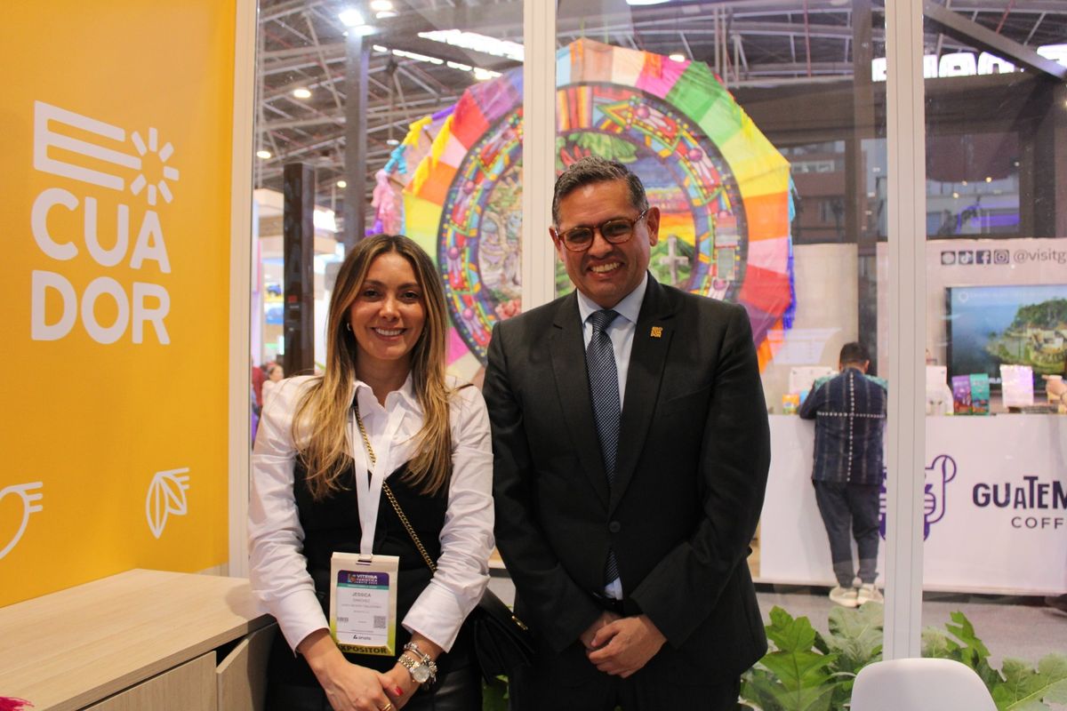 Jessica Sánchez y Mateo Estrella, ministro de Turismo de Ecuador. 