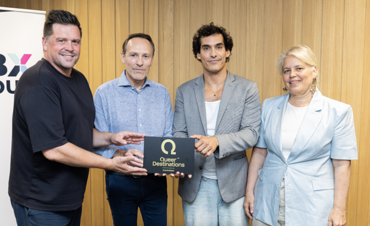Directivos de HBX Group y Queer Destinations tras la obtención de la distinción.