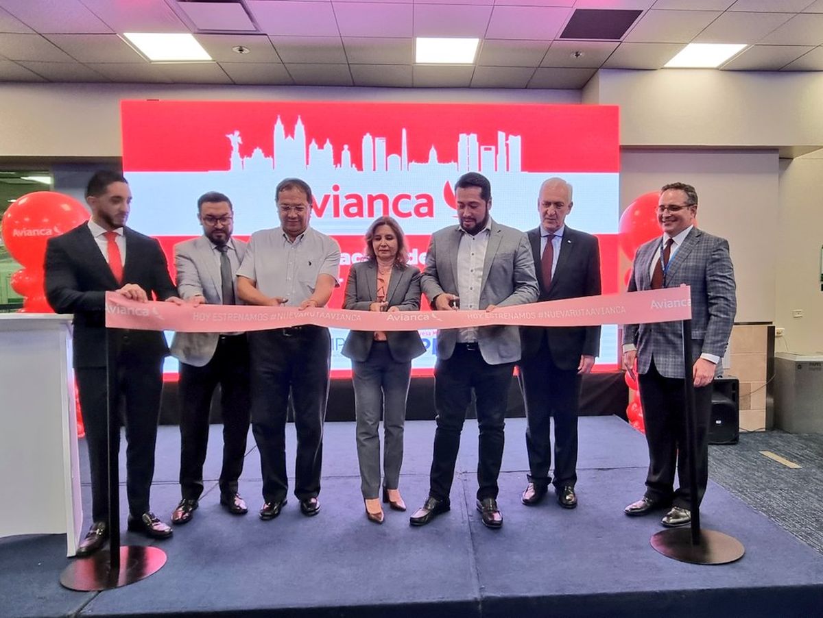 Avianca ya vuela entre Quito y Buenos Aires. Personalidades como Juan Francisco Ortiz, gerente de aeropuerto de Avianca Sudamérica; Pablo Galindo, director de conectividad del Mintur; Santiago Guarderas, alcalde de Quito; María Beatriz González; José Luis Aguilar, viceministro de Transporte y Obras Públicas; Gabriel Fuks, embajador de Argentina en Ecuador y; Ramón Miró, presidente de Quiport estuvieron presentes en esta inauguración.