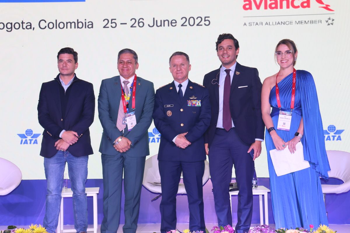 Durante Wings of Change Americas 2025, un panel abordó los retos, avances y expectativas del transporte aéreo en Colombia, su infraestructura y su papel como herramienta de desarrollo social.