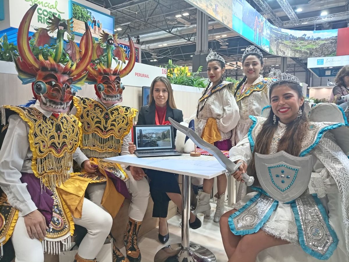Fina Solimano de Perú Rail junto a danzantes peruanos.