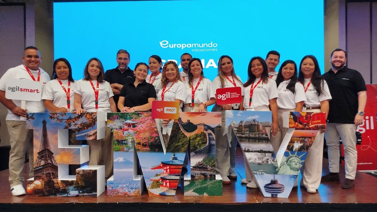 Equipo de &Aacute;gil junto al equipo de Europamundo.