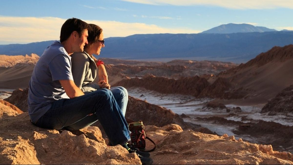 Caminata por senderos del desierto de Atacama: dunas, rocas y cielos despejados en un entorno inigualable.