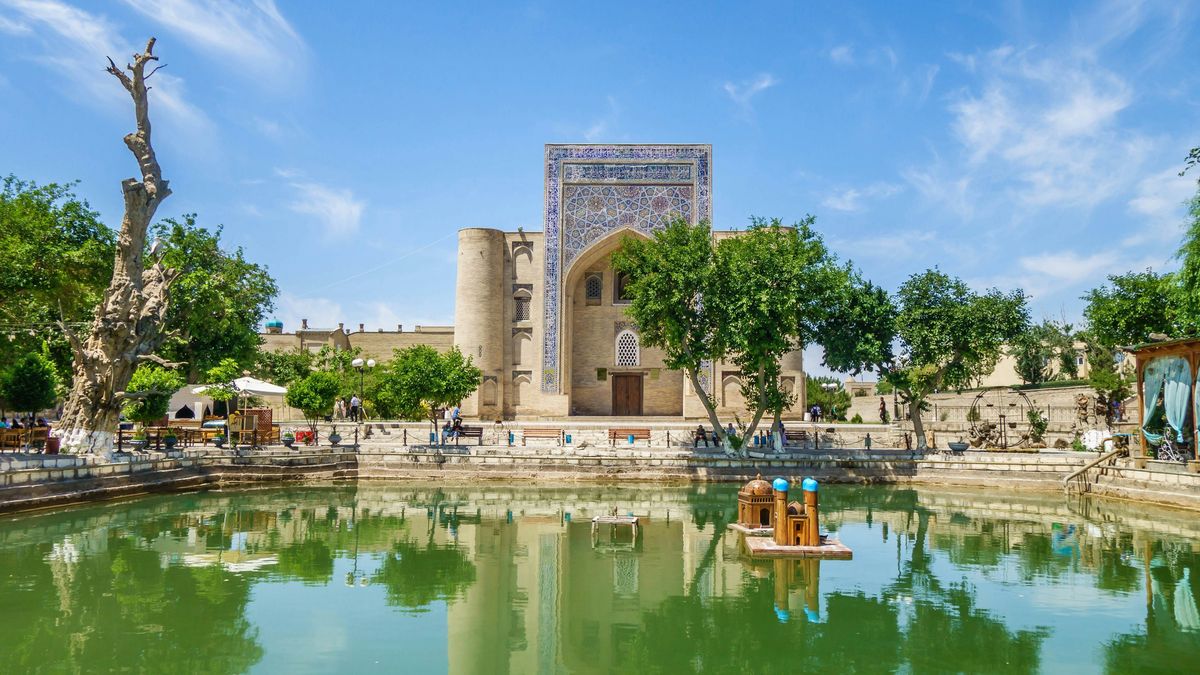 Vacaciones en Asia: el complejo de Lyab-i Hauz en Bujará es considerado una de las joyas de la Ruta de la Seda.