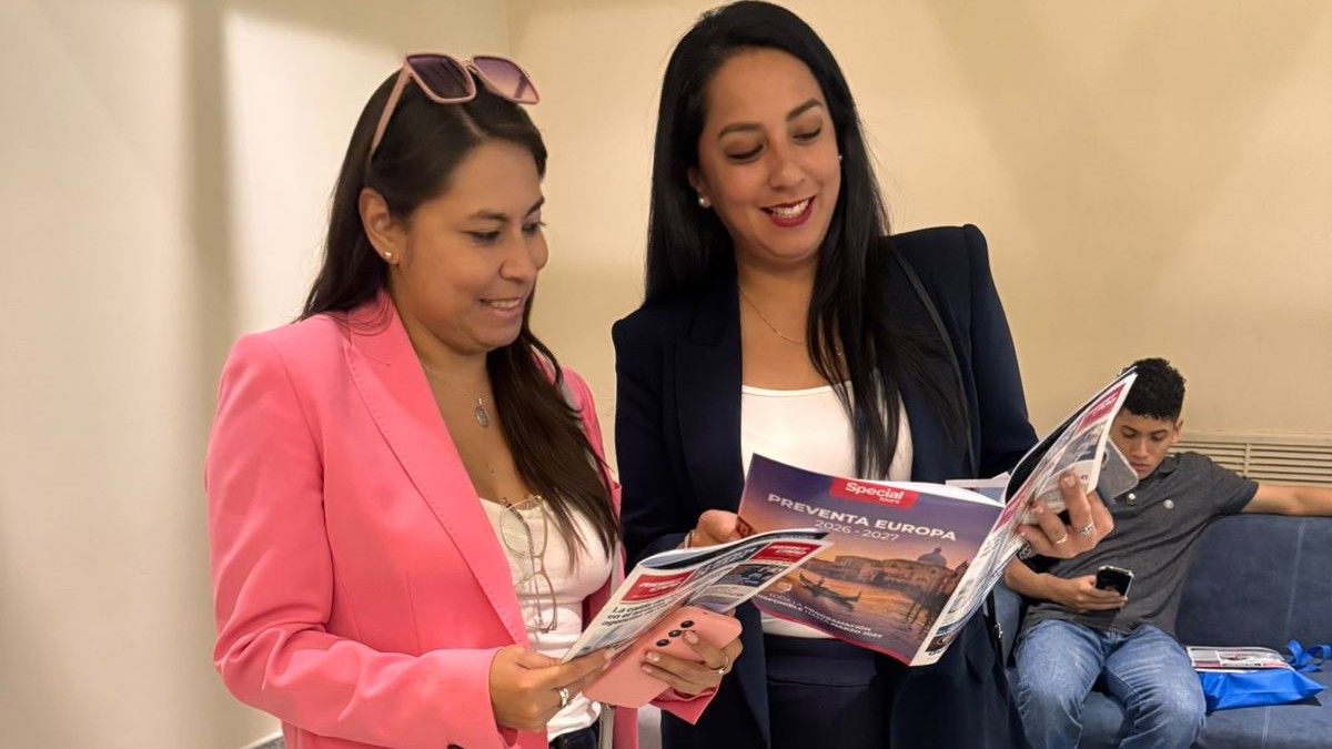 Agentes de viajes con la revista La Agencia de Viajes Ecuador en Ladevi Workshop en Guayaquil.