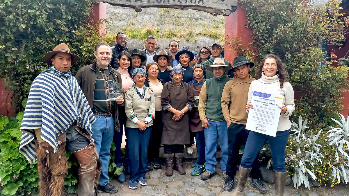 Personal de El Porvenir, lodge reconocido por ofrecer una de las mejores experiencias turísticas del 2026, según Lonely Planet. Lo acompaña el viceministro de Turismo.&nbsp;