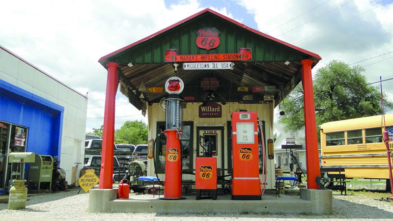 Uno de los componentes habituales de la ruta son las gasolineras antiguas.
