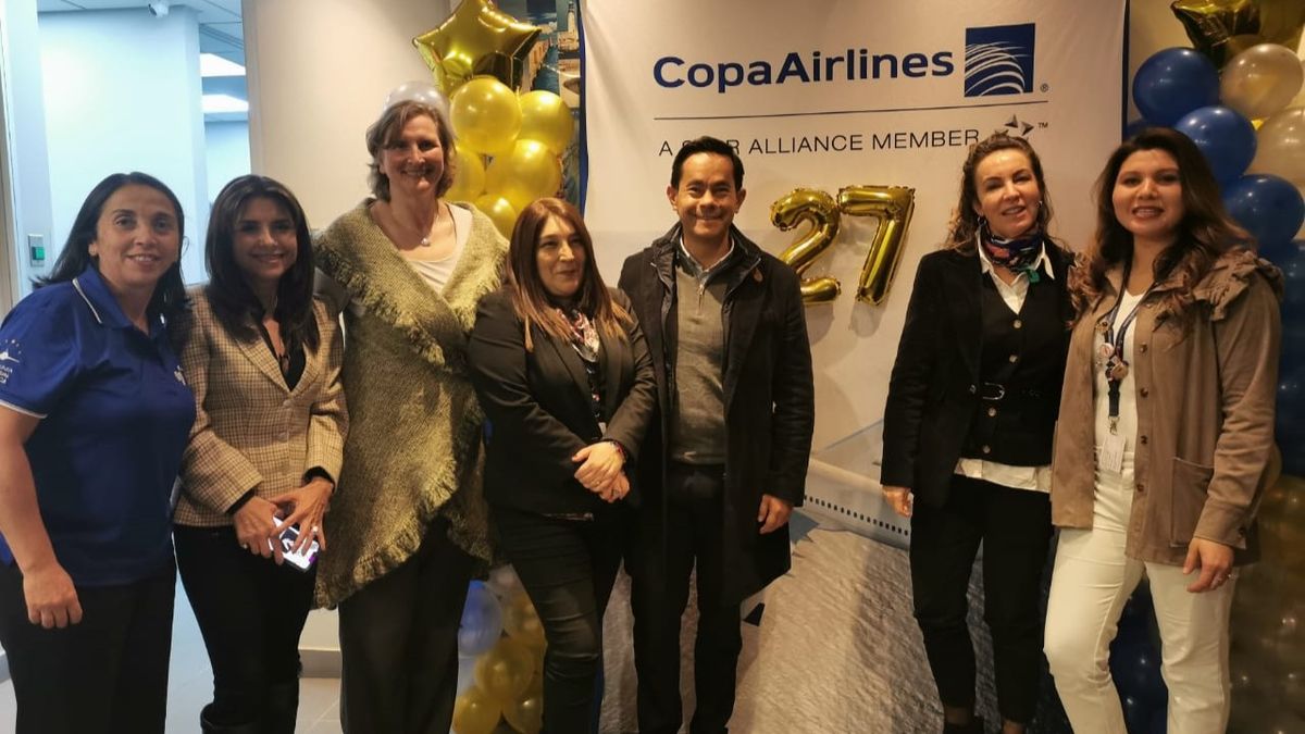 Equipo de Copa Airlines en Chile junto a Diego Bermúdez, Diego Bermúdez, gerente regional de ventas de la compañía. 