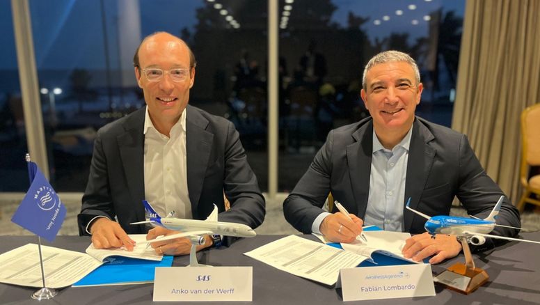 Anko van Der Werff, CEO de SAS y Fabián Lombardo, presidente de Aerolíneas Argentinas rubricando el acuerdo