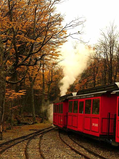 El tren del Fin del Mundo en un otoño fueguino.