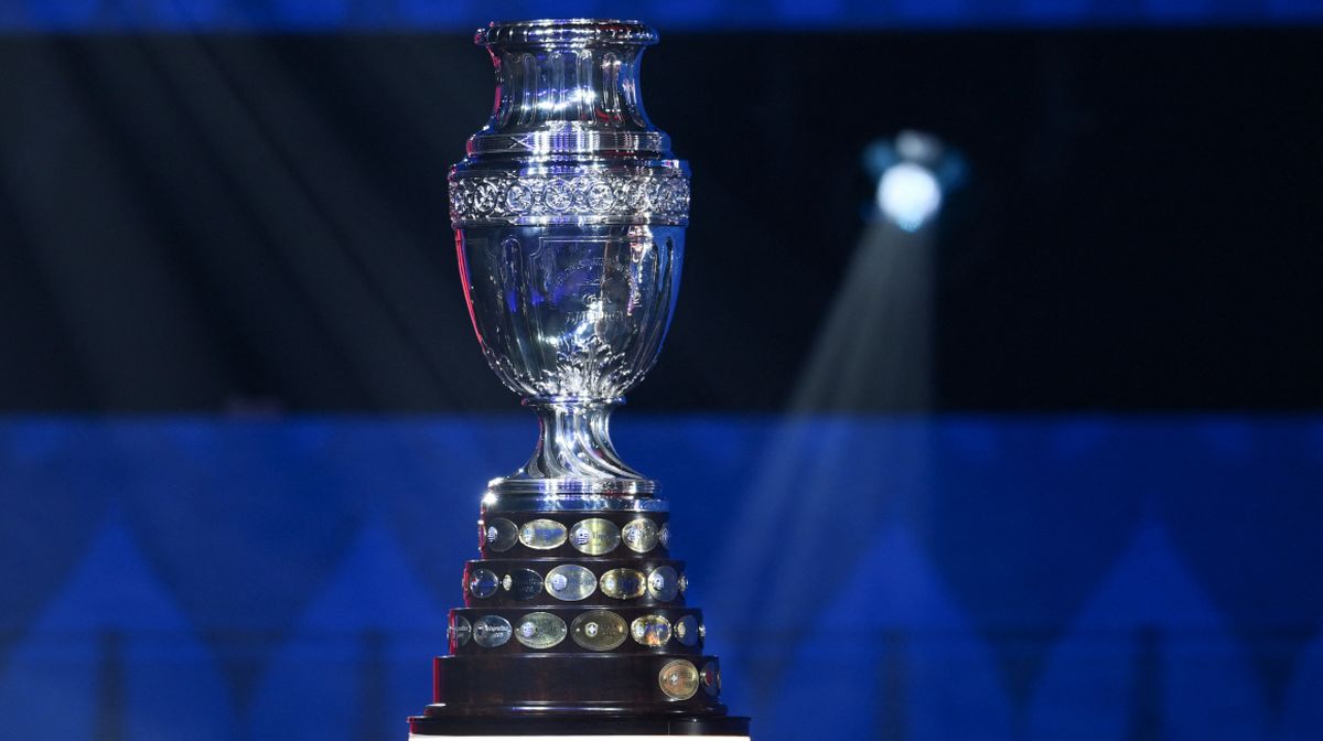 El trofeo de la Copa América en el sorteo en Miami, el 7 de diciembre de 2023.