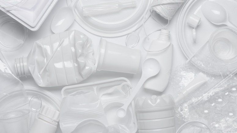 IATA está en plena cruzada por eliminar los plásticos de un solo uso del transporte aéreo.