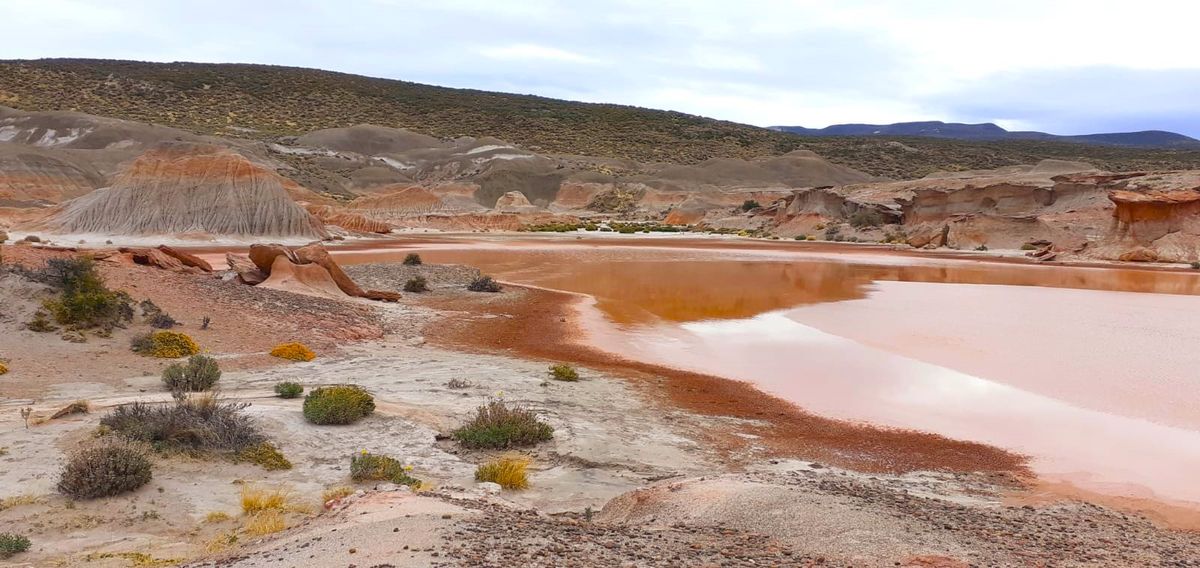 Verano en Comodoro Rivadavia: Rocas Coloradas ofrece un paisaje des&eacute;rtico con formaciones geol&oacute;gicas de color rojizo y suelos limo arenoso.