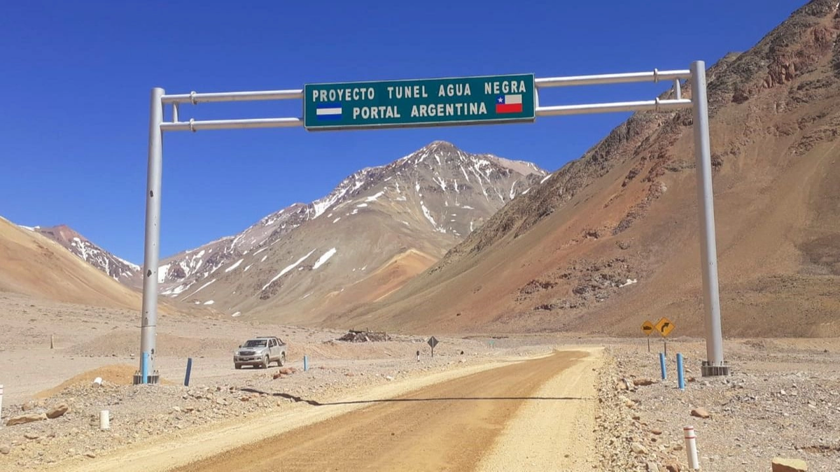Los pasos entre Argentina y Chile no suelen ofrecer problemas en el verano. Los pasos entre Argentina y Chile no suelen ofrecer problemas en el verano.