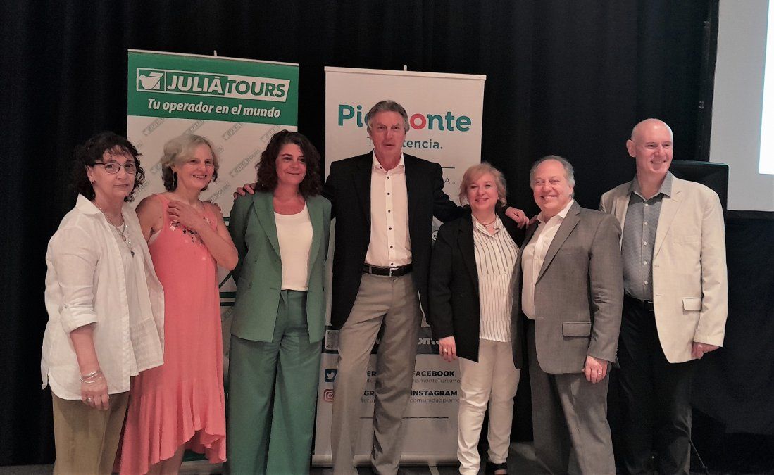 Adriana García, Patricia Cmol, Carla Tártara, Michael Martinek, Rosa de la Fuente y Héctor Messuti al término del encuentro convocado por Organización Piamonte y Juliá Tours.