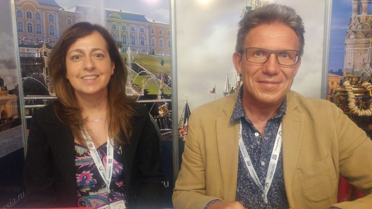 Mikhail Tyukavin y Selena López de la Fuente, ejecutivos de Nordic Travel, quienes participaron en la Feria Internacional de Turismo de América Latina con un stand,