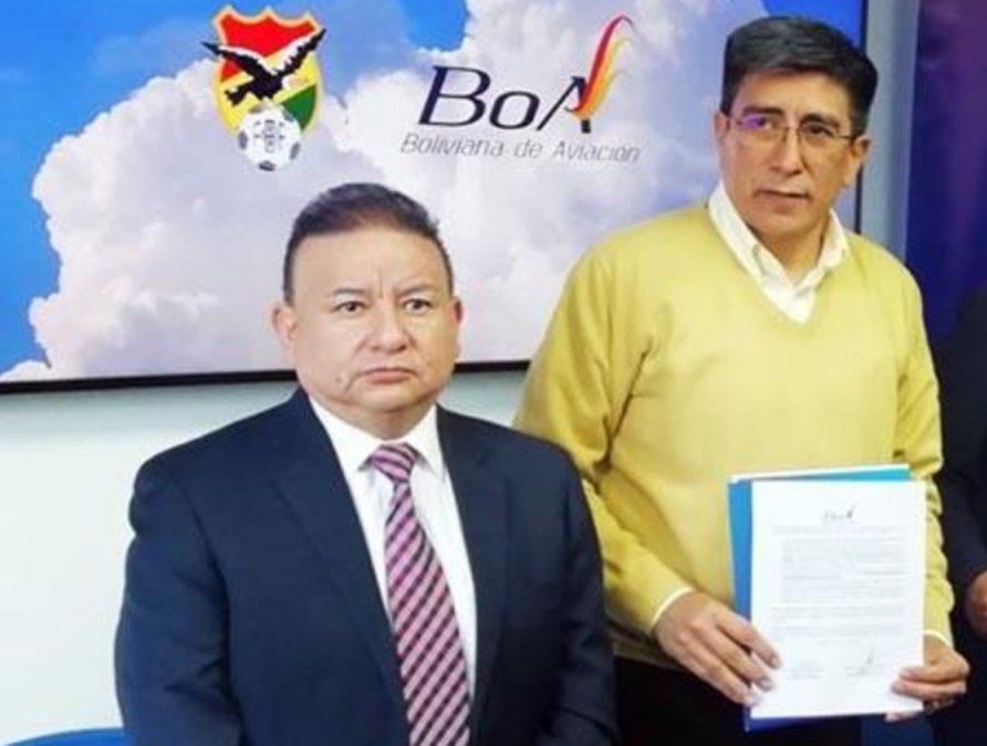 Fernando Costa, presidente de la Federación Boliviana de Fútbol y Ronald Casso, gerente General de Boliviana de Aviación (BoA).