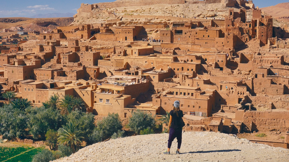 Marruecos cautiva con ciudades imperiales, desiertos infinitos y cultura viva. Un destino donde cada rincón cuenta una historia milenaria.
