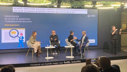 Los ponentes de la charla tras la presentación de la guía de marketing y comunicación inclusiva de Ilunion. Los ponentes de la charla tras la presentación de la guía de marketing y comunicación inclusiva de Ilunion.