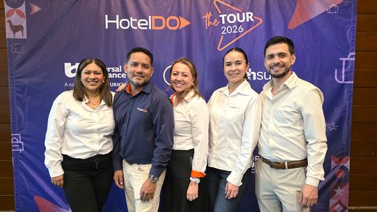 Nayeli Flores, César Sánchez, Adriana Gil, Diana Salas y Esteban Rodriguez, equipo de HotelDO de visita en Lima.