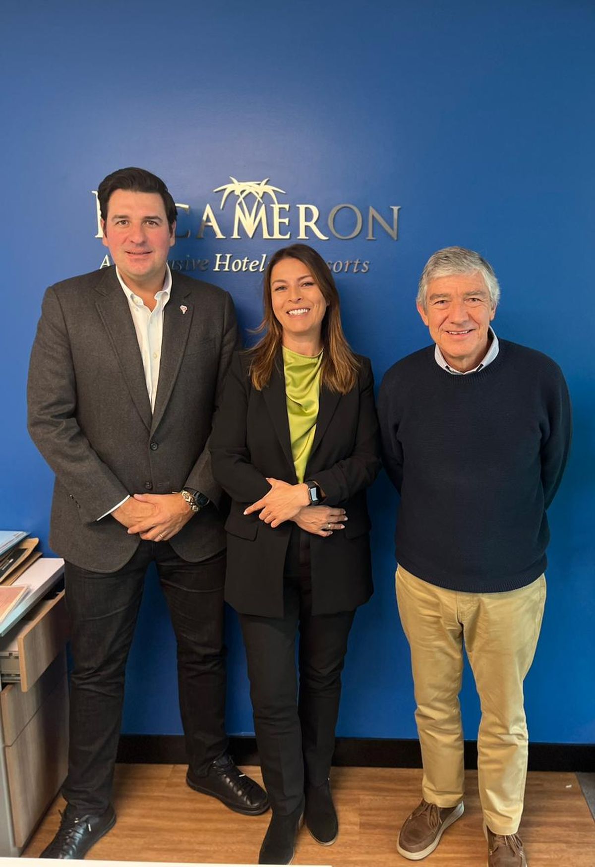 Santiago Álvarez, director ejecutivo de Latam Airlines Colombia; Ximena Gómez, vicepresidente comercial; y Fabio Villegas, presidente ejecutivo de Hoteles Decameron.