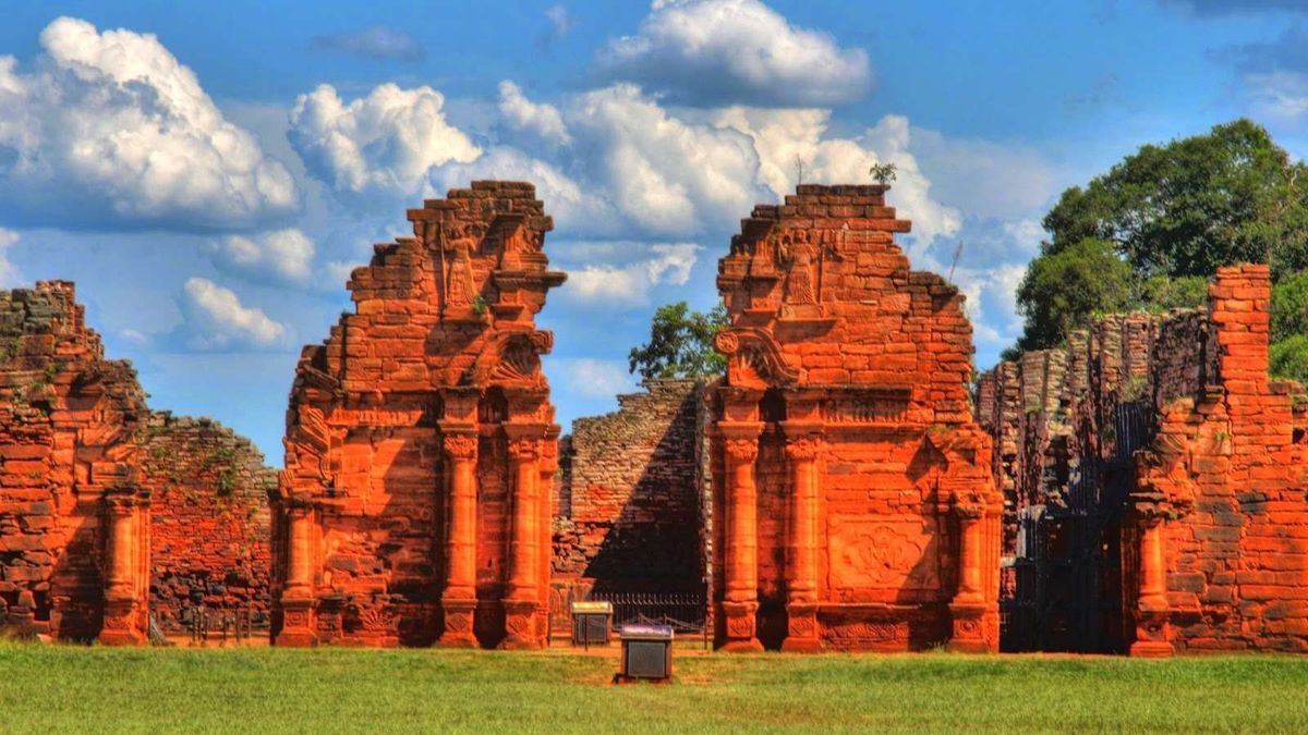 Escapadas de fin de semana largo: las Ruinas de San Ignacio son un atractivo que se recomienda explorar durante una visita a Puerto Iguazú. 