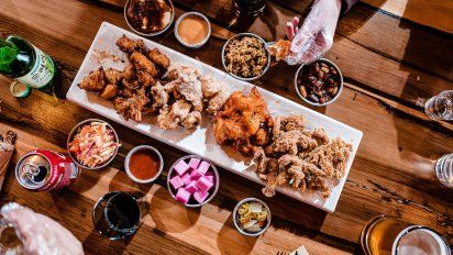 Uno de los pilaresque distingue a este restaurante étnico es la calidad de la materia prima y ladedicación puesta en el desarrollo de las recetas.