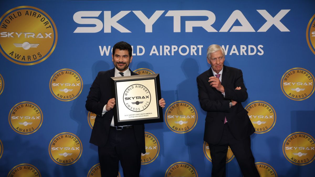 Aeropuerto de Santiago: Nicolas Claude, gerente general de Nuevo Pudahuel, recibió el reconocimiento en la Expo Terminal de Pasajeros de Madrid. - Ladevi Medios y Soluciones Aeropuerto de Santiago: Nicolas Claude, gerente general de Nuevo Pudahuel, recibió el reconocimiento en la Expo Terminal de Pasajeros de Madrid.