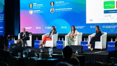 Eliseo Llamazares, Mercedes Martínez Ballesty, Diana Olivares y Luisa Medina, en el panel que se asomó a las realidades de Brasil y México.