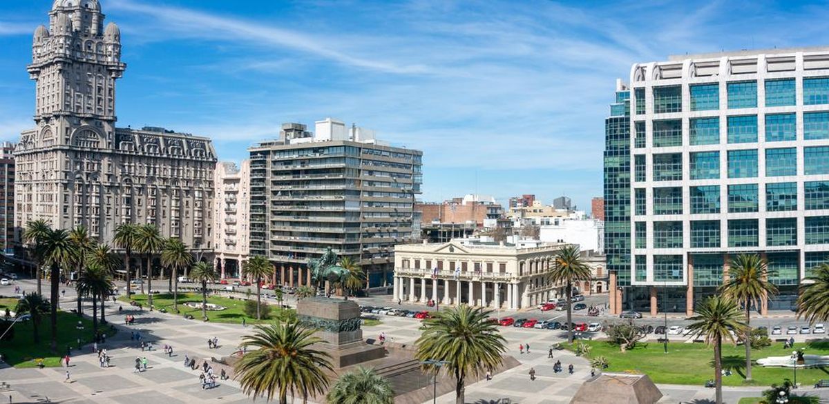 Montevideo es uno de los destinos que ahora Sky Airline comunica con Santiago.