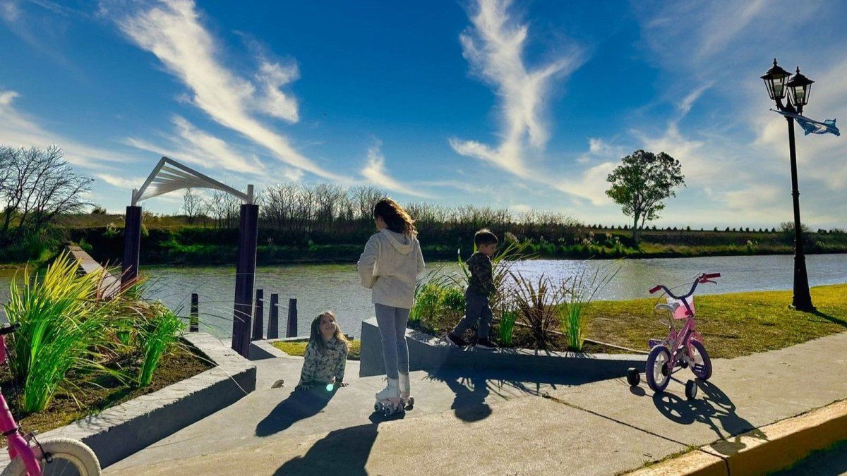La Costanera a orillas del río Salado en General Belgrano es ideal para pasear y disfrutar al aire libre en familia. La Costanera a orillas del río Salado en General Belgrano es ideal para pasear y disfrutar al aire libre en familia.