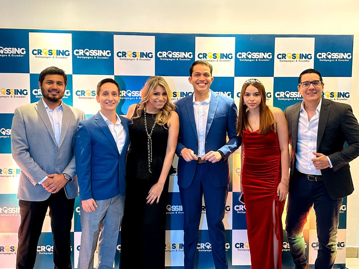 Equipo comercial Crossing Galápagos & Ecuador, incluido Fernando Rizzo. - Ladevi Medios y Soluciones Equipo comercial Crossing Galápagos & Ecuador, incluido Fernando Rizzo.