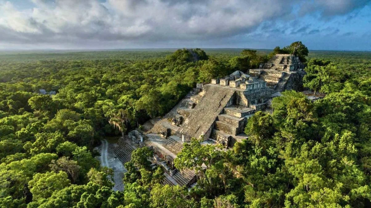 Calakmul se alza en medio de la selva de la península de Yucatán.
