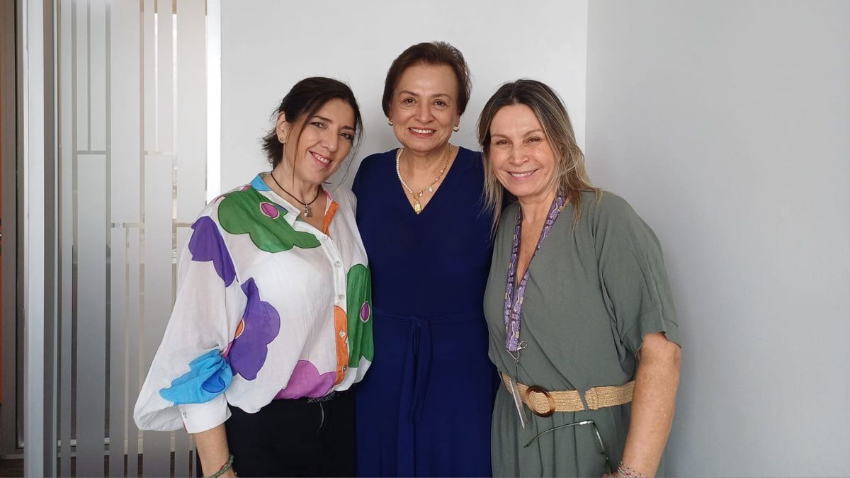 María Teresa Olavarrieta, country manager de Aviareps y Claudia Gamboa, trade & tourism manager de la misma compañía, junto a Ana González. 