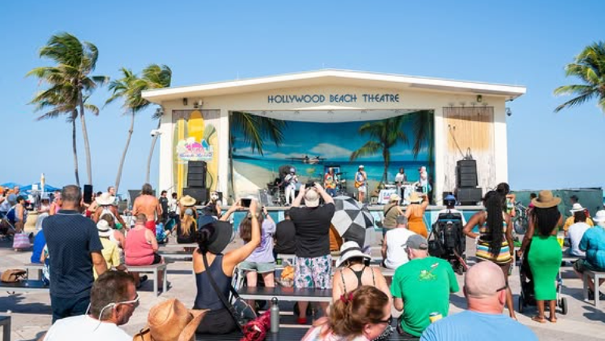 La propiedad se encuentra frente a un escenario musical legendario en el destino: el Hollywood Beach Theatre, donde suele haber música en vivo todas las noches.