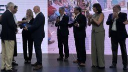 La subsecretaria de Turismo, Verónica Pardo y el presidente de ACHET y de VYVA, Guillermo Correa, entregan el Reconocimiento a la Trayectoria VYVA 2025 a Claudia González y Gonzalo Yrurtia, directores de Ladevi Medios y Soluciones.