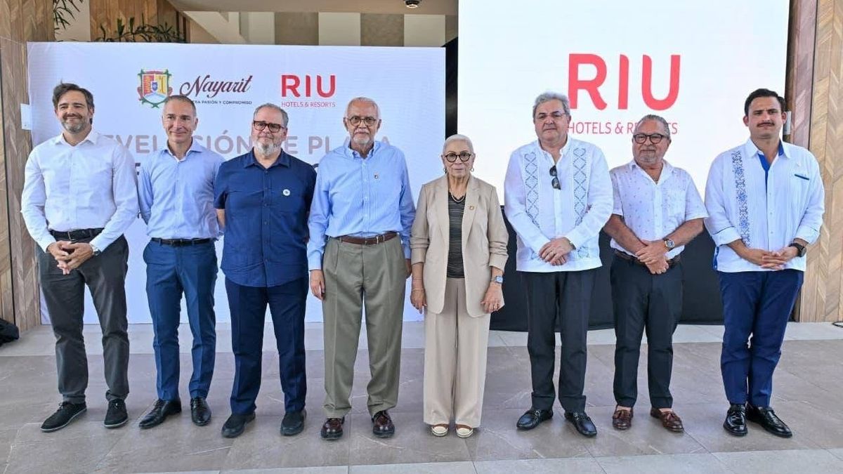 El Gobernador de Nayarit, Miguel Ángel Navarro Quintero, y directivos de RIU Hotels & Resorts develaron la placa que simboliza el fin de la dependencia nominal de otros destinos.