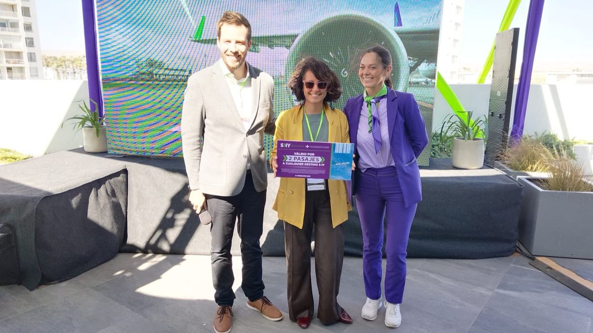 Beatriz Roman (Inacap) fue una de las ganadores del sorteo de Sky Airline en el marco del Congreso Achet 2026.