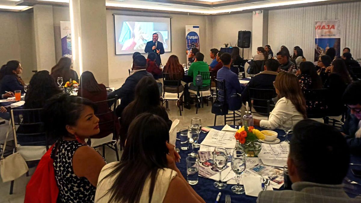 Maxitravel organizó mini caravana en Ambato.