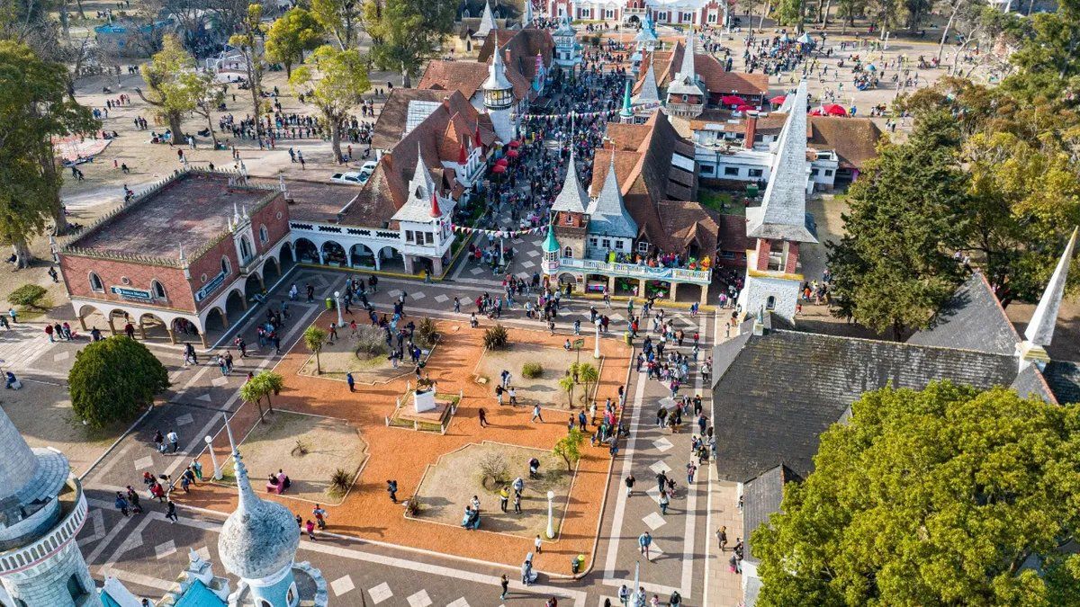 La República de los Niños es otro clásico parque temático de Buenos Aires ideal para disfrutar tanto padres e hijos en estas vacaciones de invierno 2023. La República de los Niños es otro clásico parque temático de Buenos Aires ideal para disfrutar tanto padres e hijos en estas vacaciones de invierno 2023.