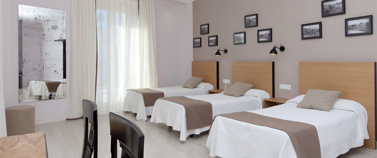 Madrid: El Hotel Europa cuenta con habitaciones triples, excelentes tarifas y un bar con la mejor vista hacia el centro de Madrid.