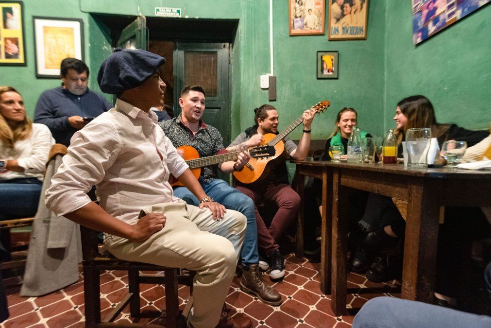 Las tradicionales peñas de Salta son perfectas para experimentar de primera mano la cultura norteña.
