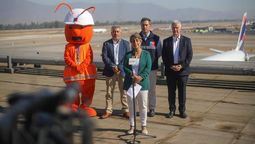 Jessica López, del MOP; y Nicolas Claude, de Nuevo Pudahuel, entregaron el balance del verano 2025 en el Aeropuerto de Santiago.