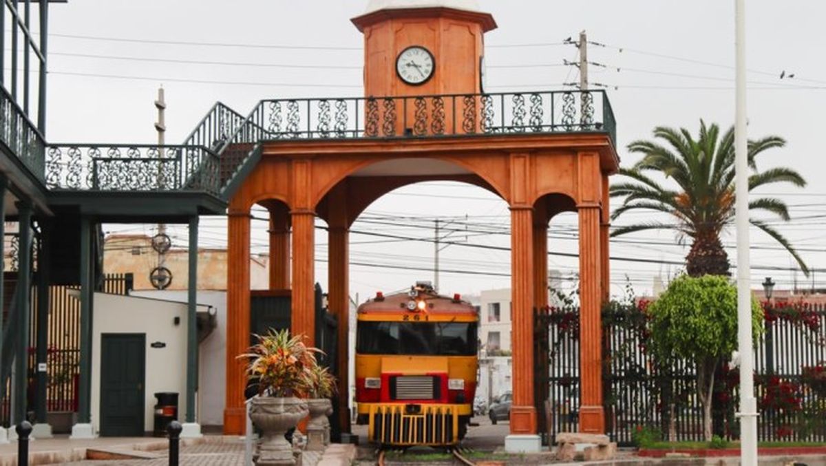 Actualmente el tren Tacna-Arica opera cuatro frecuencias diarias entre ambos destinos. - Ladevi Medios y Soluciones Actualmente el tren Tacna-Arica opera cuatro frecuencias diarias entre ambos destinos.