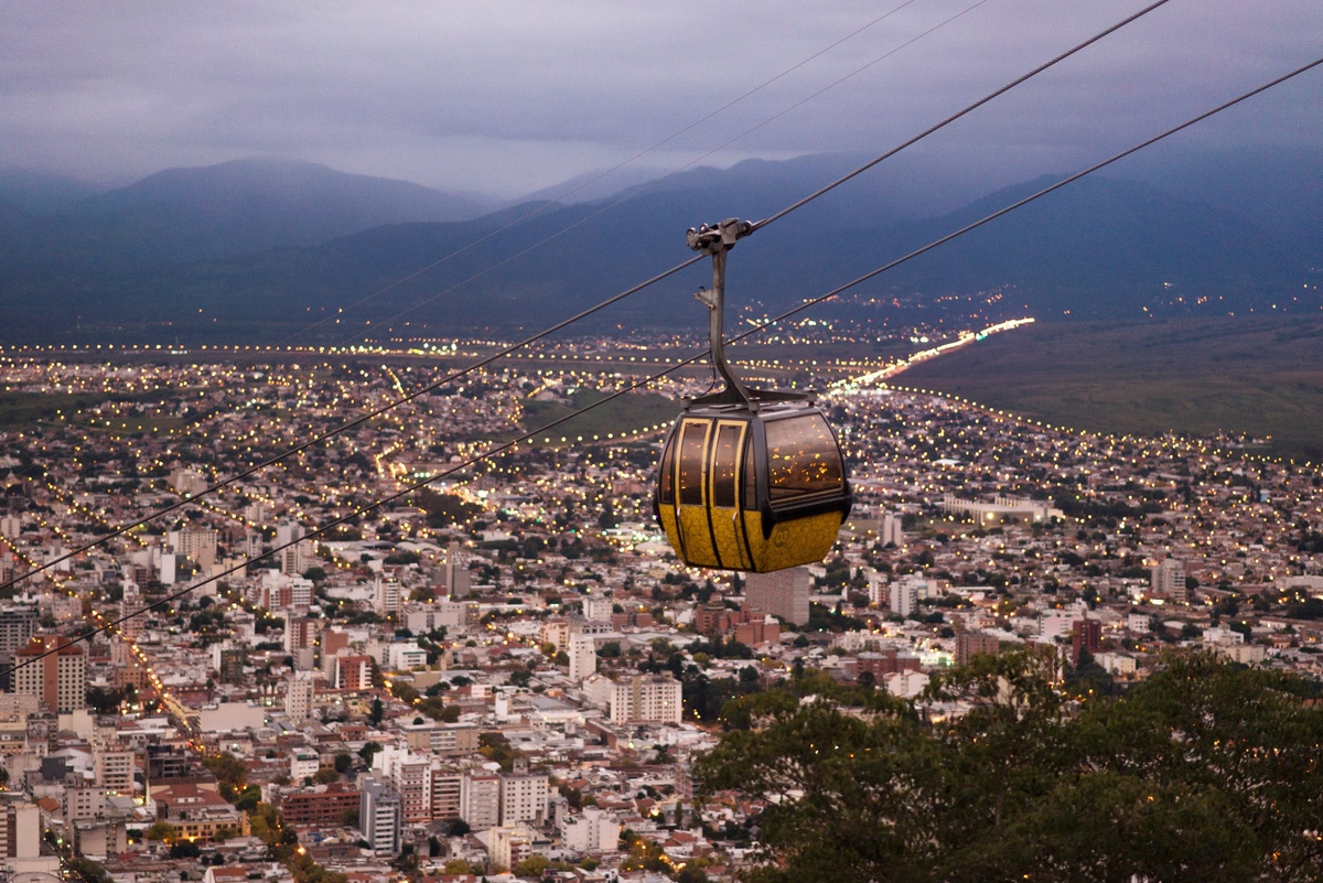 El telef&eacute;rico que lleva a la cima del Cerro San Bernardo en la capital de Salta es uno de los paseos imperdibles.