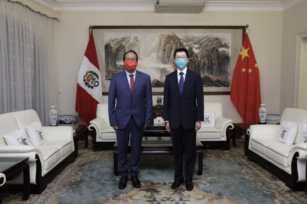 Roberto S&aacute;nchez, titular de Mincetur; y Liang Yu, embajador de la Rep&uacute;blica Popular China en el Per&uacute;.